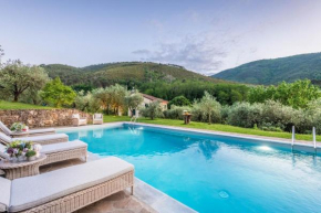 Citrus Charm Farmhouse, a Country Villa with Pool, Capannori